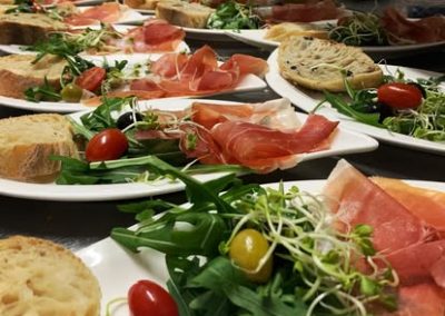 catering Keszthely, catering szolgáltatás Keszthely, rendezvény catering Keszthely, esküvő catering Keszthely, hidegtál rendelés Keszthely, céges catering Keszthely, reggeli catering Keszthely, finger food catering, prémium catering Zala megye, kávészünet catering, rendezvényszervezés Keszthely, sütemény rendelés Keszthely, brunch catering, esküvői vacsora catering, party falatok Keszthely, kanapé szendvics rendelés, rendezvény étkeztetés, kávéház catering, catering Balaton, balatoni catering szolgáltatás, kitelepülés rendezvényre, desszert catering, catering cégek Keszthely, családi rendezvény catering, üzleti reggeli catering