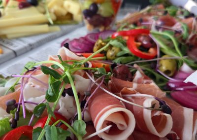 catering Keszthely, catering szolgáltatás Keszthely, rendezvény catering Keszthely, esküvő catering Keszthely, hidegtál rendelés Keszthely, céges catering Keszthely, reggeli catering Keszthely, finger food catering, prémium catering Zala megye, kávészünet catering, rendezvényszervezés Keszthely, sütemény rendelés Keszthely, brunch catering, esküvői vacsora catering, party falatok Keszthely, kanapé szendvics rendelés, rendezvény étkeztetés, kávéház catering, catering Balaton, balatoni catering szolgáltatás, kitelepülés rendezvényre, desszert catering, catering cégek Keszthely, családi rendezvény catering, üzleti reggeli catering