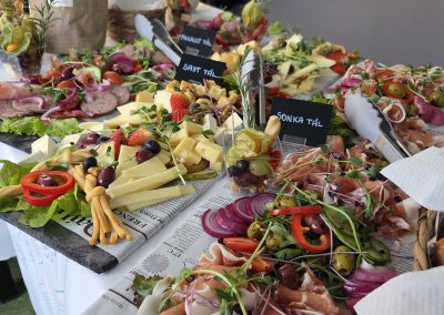 catering Keszthely, catering szolgáltatás Keszthely, rendezvény catering Keszthely, esküvő catering Keszthely, hidegtál rendelés Keszthely, céges catering Keszthely, reggeli catering Keszthely, finger food catering, prémium catering Zala megye, kávészünet catering, rendezvényszervezés Keszthely, sütemény rendelés Keszthely, brunch catering, esküvői vacsora catering, party falatok Keszthely, kanapé szendvics rendelés, rendezvény étkeztetés, kávéház catering, catering Balaton, balatoni catering szolgáltatás, kitelepülés rendezvényre, desszert catering, catering cégek Keszthely, családi rendezvény catering, üzleti reggeli catering