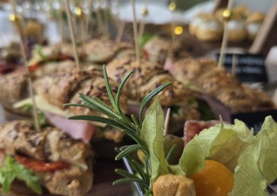 catering Keszthely, catering szolgáltatás Keszthely, rendezvény catering Keszthely, esküvő catering Keszthely, hidegtál rendelés Keszthely, céges catering Keszthely, reggeli catering Keszthely, finger food catering, prémium catering Zala megye, kávészünet catering, rendezvényszervezés Keszthely, sütemény rendelés Keszthely, brunch catering, esküvői vacsora catering, party falatok Keszthely, kanapé szendvics rendelés, rendezvény étkeztetés, kávéház catering, catering Balaton, balatoni catering szolgáltatás, kitelepülés rendezvényre, desszert catering, catering cégek Keszthely, családi rendezvény catering, üzleti reggeli catering