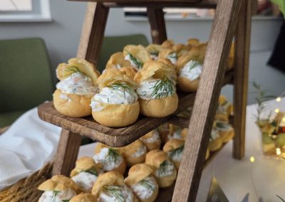catering Keszthely, catering szolgáltatás Keszthely, rendezvény catering Keszthely, esküvő catering Keszthely, hidegtál rendelés Keszthely, céges catering Keszthely, reggeli catering Keszthely, finger food catering, prémium catering Zala megye, kávészünet catering, rendezvényszervezés Keszthely, sütemény rendelés Keszthely, brunch catering, esküvői vacsora catering, party falatok Keszthely, kanapé szendvics rendelés, rendezvény étkeztetés, kávéház catering, catering Balaton, balatoni catering szolgáltatás, kitelepülés rendezvényre, desszert catering, catering cégek Keszthely, családi rendezvény catering, üzleti reggeli catering