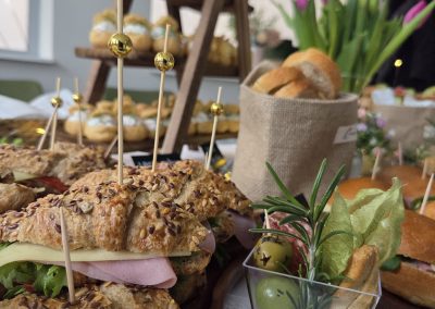 catering Keszthely, catering szolgáltatás Keszthely, rendezvény catering Keszthely, esküvő catering Keszthely, hidegtál rendelés Keszthely, céges catering Keszthely, reggeli catering Keszthely, finger food catering, prémium catering Zala megye, kávészünet catering, rendezvényszervezés Keszthely, sütemény rendelés Keszthely, brunch catering, esküvői vacsora catering, party falatok Keszthely, kanapé szendvics rendelés, rendezvény étkeztetés, kávéház catering, catering Balaton, balatoni catering szolgáltatás, kitelepülés rendezvényre, desszert catering, catering cégek Keszthely, családi rendezvény catering, üzleti reggeli catering