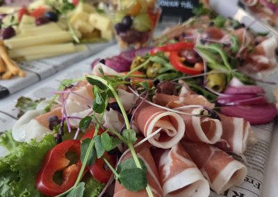 catering Keszthely, catering szolgáltatás Keszthely, rendezvény catering Keszthely, esküvő catering Keszthely, hidegtál rendelés Keszthely, céges catering Keszthely, reggeli catering Keszthely, finger food catering, prémium catering Zala megye, kávészünet catering, rendezvényszervezés Keszthely, sütemény rendelés Keszthely, brunch catering, esküvői vacsora catering, party falatok Keszthely, kanapé szendvics rendelés, rendezvény étkeztetés, kávéház catering, catering Balaton, balatoni catering szolgáltatás, kitelepülés rendezvényre, desszert catering, catering cégek Keszthely, családi rendezvény catering, üzleti reggeli catering