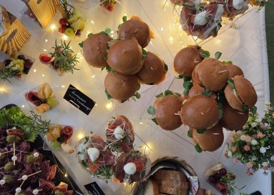 catering Keszthely, catering szolgáltatás Keszthely, rendezvény catering Keszthely, esküvő catering Keszthely, hidegtál rendelés Keszthely, céges catering Keszthely, reggeli catering Keszthely, finger food catering, prémium catering Zala megye, kávészünet catering, rendezvényszervezés Keszthely, sütemény rendelés Keszthely, brunch catering, esküvői vacsora catering, party falatok Keszthely, kanapé szendvics rendelés, rendezvény étkeztetés, kávéház catering, catering Balaton, balatoni catering szolgáltatás, kitelepülés rendezvényre, desszert catering, catering cégek Keszthely, családi rendezvény catering, üzleti reggeli catering