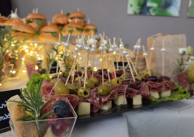 catering Keszthely, catering szolgáltatás Keszthely, rendezvény catering Keszthely, esküvő catering Keszthely, hidegtál rendelés Keszthely, céges catering Keszthely, reggeli catering Keszthely, finger food catering, prémium catering Zala megye, kávészünet catering, rendezvényszervezés Keszthely, sütemény rendelés Keszthely, brunch catering, esküvői vacsora catering, party falatok Keszthely, kanapé szendvics rendelés, rendezvény étkeztetés, kávéház catering, catering Balaton, balatoni catering szolgáltatás, kitelepülés rendezvényre, desszert catering, catering cégek Keszthely, családi rendezvény catering, üzleti reggeli catering