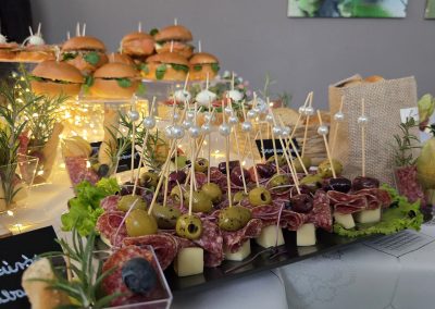 catering Keszthely, catering szolgáltatás Keszthely, rendezvény catering Keszthely, esküvő catering Keszthely, hidegtál rendelés Keszthely, céges catering Keszthely, reggeli catering Keszthely, finger food catering, prémium catering Zala megye, kávészünet catering, rendezvényszervezés Keszthely, sütemény rendelés Keszthely, brunch catering, esküvői vacsora catering, party falatok Keszthely, kanapé szendvics rendelés, rendezvény étkeztetés, kávéház catering, catering Balaton, balatoni catering szolgáltatás, kitelepülés rendezvényre, desszert catering, catering cégek Keszthely, családi rendezvény catering, üzleti reggeli catering