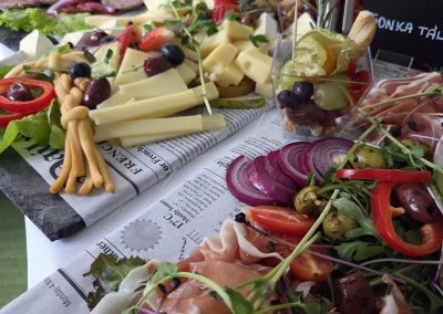catering Keszthely, catering szolgáltatás Keszthely, rendezvény catering Keszthely, esküvő catering Keszthely, hidegtál rendelés Keszthely, céges catering Keszthely, reggeli catering Keszthely, finger food catering, prémium catering Zala megye, kávészünet catering, rendezvényszervezés Keszthely, sütemény rendelés Keszthely, brunch catering, esküvői vacsora catering, party falatok Keszthely, kanapé szendvics rendelés, rendezvény étkeztetés, kávéház catering, catering Balaton, balatoni catering szolgáltatás, kitelepülés rendezvényre, desszert catering, catering cégek Keszthely, családi rendezvény catering, üzleti reggeli catering