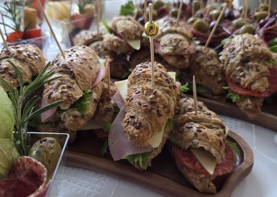 catering Keszthely, catering szolgáltatás Keszthely, rendezvény catering Keszthely, esküvő catering Keszthely, hidegtál rendelés Keszthely, céges catering Keszthely, reggeli catering Keszthely, finger food catering, prémium catering Zala megye, kávészünet catering, rendezvényszervezés Keszthely, sütemény rendelés Keszthely, brunch catering, esküvői vacsora catering, party falatok Keszthely, kanapé szendvics rendelés, rendezvény étkeztetés, kávéház catering, catering Balaton, balatoni catering szolgáltatás, kitelepülés rendezvényre, desszert catering, catering cégek Keszthely, családi rendezvény catering, üzleti reggeli catering