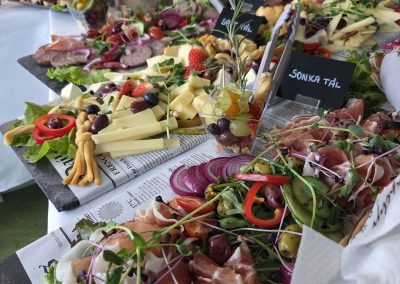 catering Keszthely, catering szolgáltatás Keszthely, rendezvény catering Keszthely, esküvő catering Keszthely, hidegtál rendelés Keszthely, céges catering Keszthely, reggeli catering Keszthely, finger food catering, prémium catering Zala megye, kávészünet catering, rendezvényszervezés Keszthely, sütemény rendelés Keszthely, brunch catering, esküvői vacsora catering, party falatok Keszthely, kanapé szendvics rendelés, rendezvény étkeztetés, kávéház catering, catering Balaton, balatoni catering szolgáltatás, kitelepülés rendezvényre, desszert catering, catering cégek Keszthely, családi rendezvény catering, üzleti reggeli catering