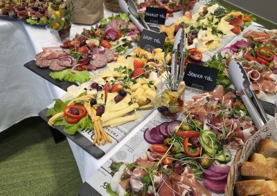 catering Keszthely, catering szolgáltatás Keszthely, rendezvény catering Keszthely, esküvő catering Keszthely, hidegtál rendelés Keszthely, céges catering Keszthely, reggeli catering Keszthely, finger food catering, prémium catering Zala megye, kávészünet catering, rendezvényszervezés Keszthely, sütemény rendelés Keszthely, brunch catering, esküvői vacsora catering, party falatok Keszthely, kanapé szendvics rendelés, rendezvény étkeztetés, kávéház catering, catering Balaton, balatoni catering szolgáltatás, kitelepülés rendezvényre, desszert catering, catering cégek Keszthely, családi rendezvény catering, üzleti reggeli catering