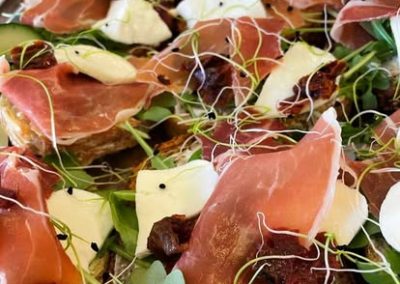 catering Keszthely, catering szolgáltatás Keszthely, rendezvény catering Keszthely, esküvő catering Keszthely, hidegtál rendelés Keszthely, céges catering Keszthely, reggeli catering Keszthely, finger food catering, prémium catering Zala megye, kávészünet catering, rendezvényszervezés Keszthely, sütemény rendelés Keszthely, brunch catering, esküvői vacsora catering, party falatok Keszthely, kanapé szendvics rendelés, rendezvény étkeztetés, kávéház catering, catering Balaton, balatoni catering szolgáltatás, kitelepülés rendezvényre, desszert catering, catering cégek Keszthely, családi rendezvény catering, üzleti reggeli catering