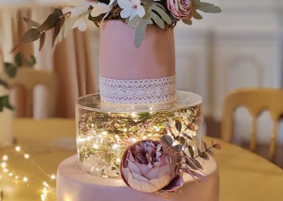 esküvői torta Keszthely, esküvő torta Keszthely, menyasszonyi torta Keszthely, esküvői torta rendelés Keszthely, egyedi esküvői torta Keszthely, prémium esküvői torta Keszthely, modern esküvői torta Keszthely, klasszikus esküvői torta Keszthely, több emeletes esküvői torta Keszthely, esküvői torta Balaton, balatoni esküvő torta, esküvői desszert Keszthely, esküvői sweet table Keszthely, esküvői torta árak Keszthely, esküvői torta rendelés Balaton, menyasszonyi torta rendelés, esküvői torta készítés, egyedi torta esküvőre Keszthely, esküvői torta ötletek, romantikus esküvői torta, minimalista esküvői torta, virágdíszes esküvői torta, torta esküvőre Keszthely, esküvői catering torta Keszthely